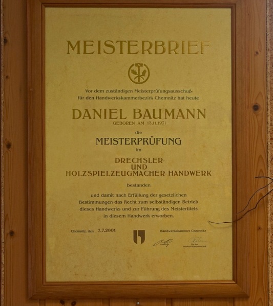 Datei:20170909-022-Drechselerei Baumann Meisterbrief Daniel Baumann.jpg